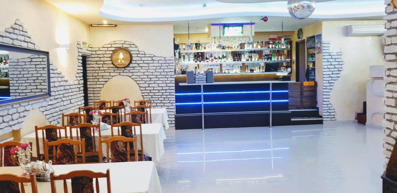 Willa-Restauracja Victoria Ostrowiec Świętokrzyski Εξωτερικό φωτογραφία