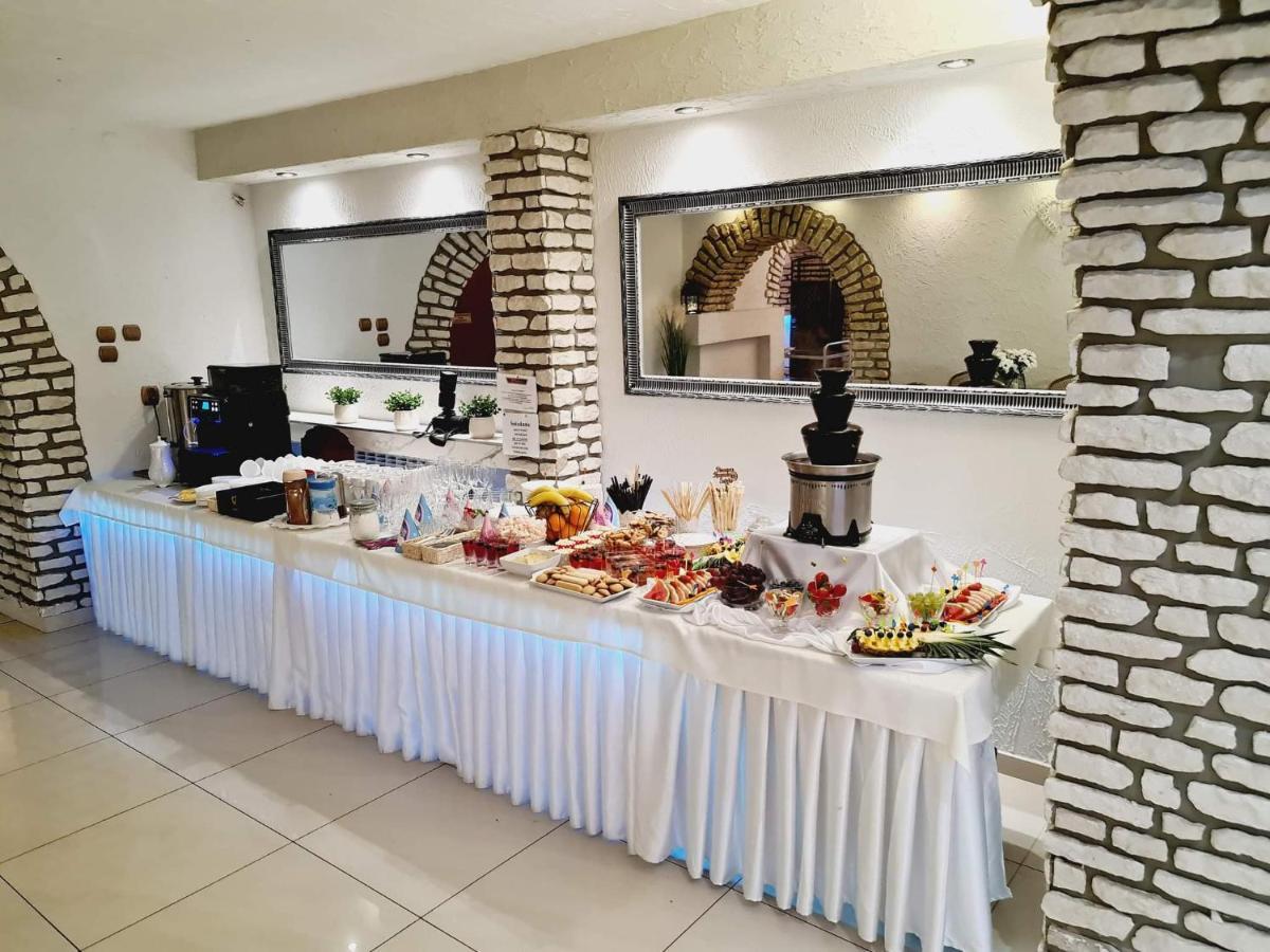 Willa-Restauracja Victoria Ostrowiec Świętokrzyski Εξωτερικό φωτογραφία