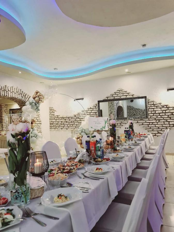 Willa-Restauracja Victoria Ostrowiec Świętokrzyski Εξωτερικό φωτογραφία